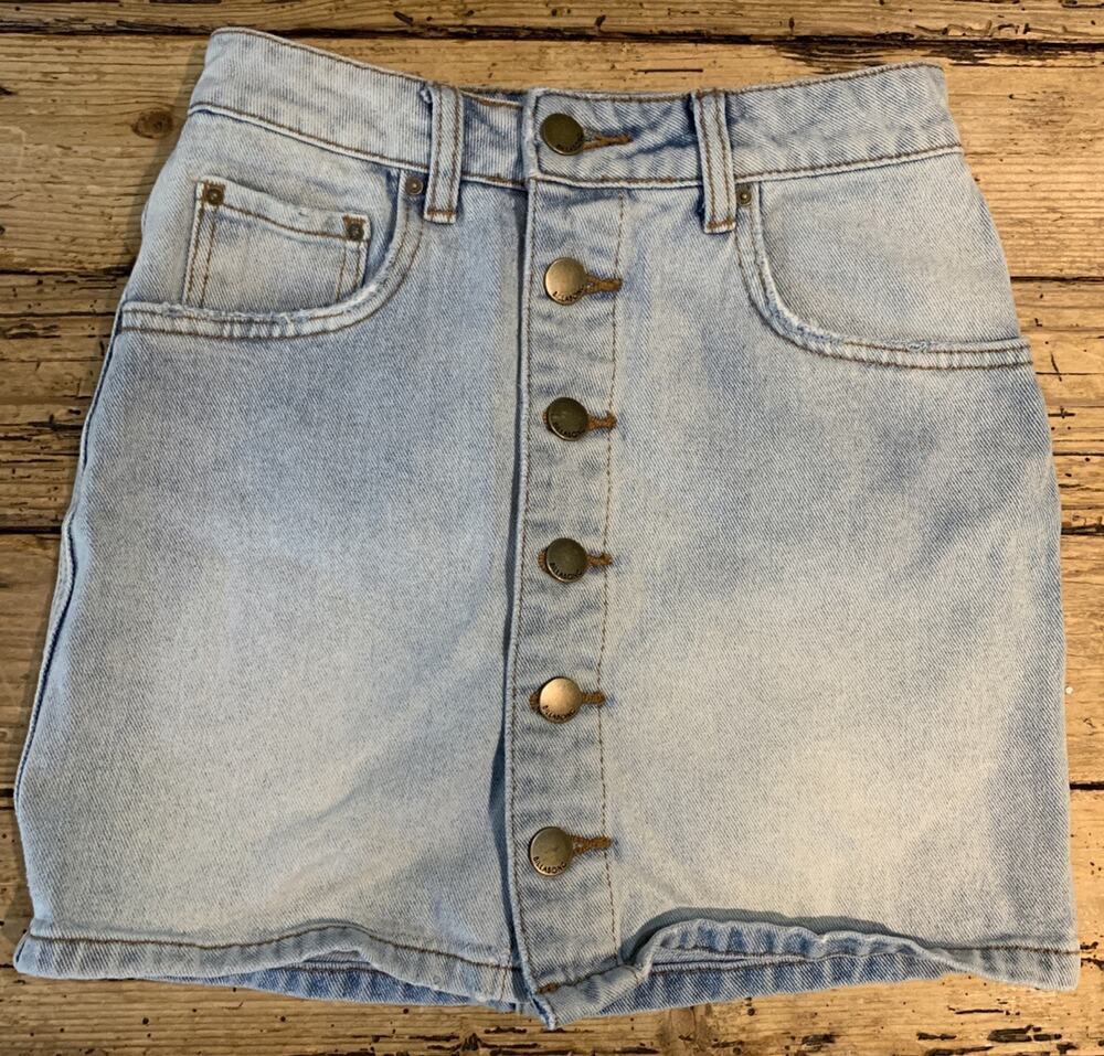 Billabong Women’s Size 24 Light Wash Demin Short Skirt w/ Brass Buttons